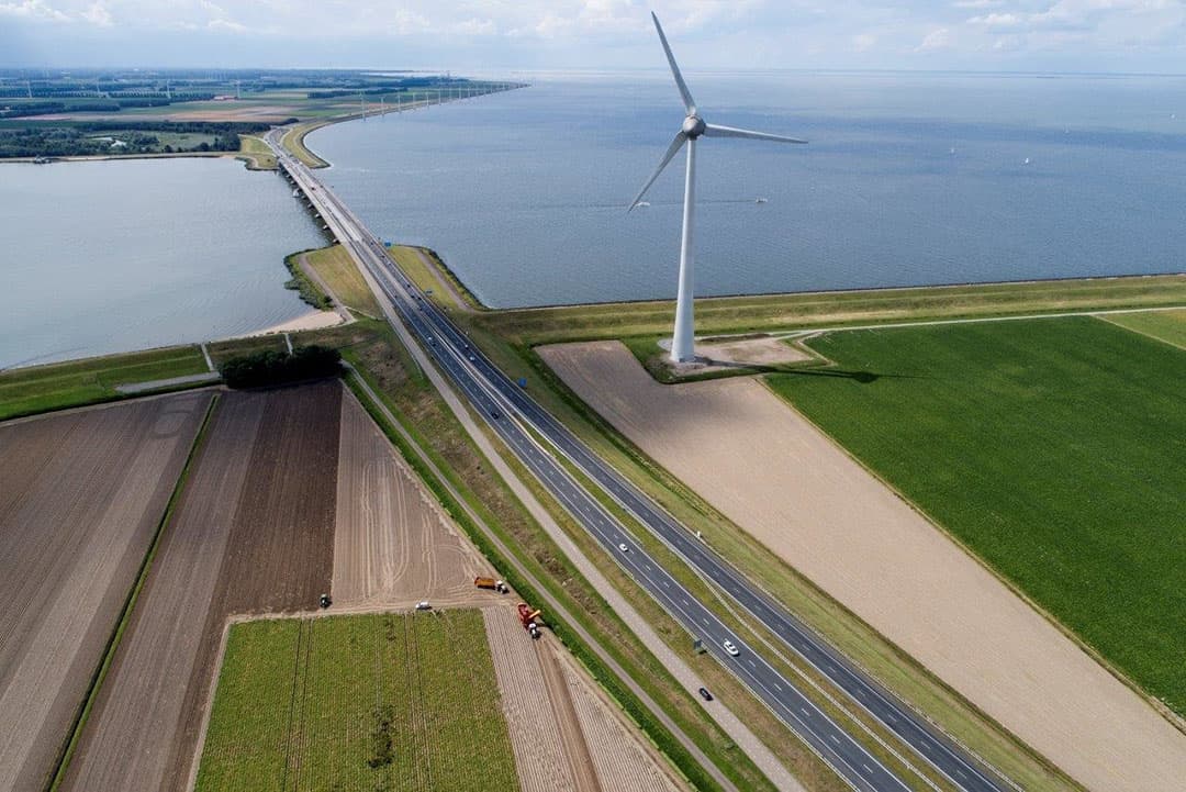 Het grote perceel eindigt in een punt. Chauffeurs hebben dus veel draairuimte nodig om voor de rijen te komen.