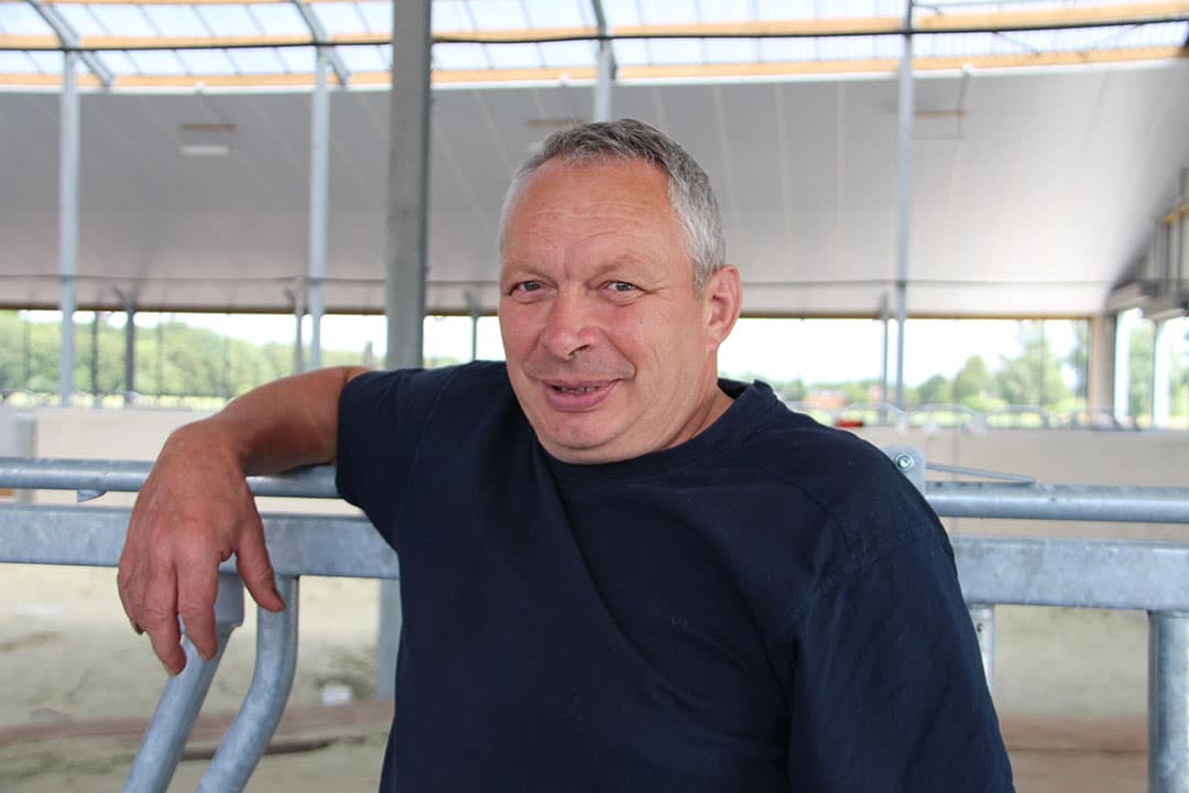 Om voldoende daglicht in de stal te krijgen en gelijktijdig de warmte buiten te houden, is het dak voorzien van een lichtstraat met warmtewerende polycarbonaat golfplaten. Een UV-werende laag aan de buitenzijde vormt een barrière tegen de schadelijke effecten van UV-licht. We verwachten dat deze coating, in combinatie met de toegepaste dakisolatie, de temperatuur in de zomer voldoende zal dempen. Mocht blijken dit toch niet zo is, dan zullen we de stal alsnog voorzien van ventilatoren , zegt Guy Noyens.