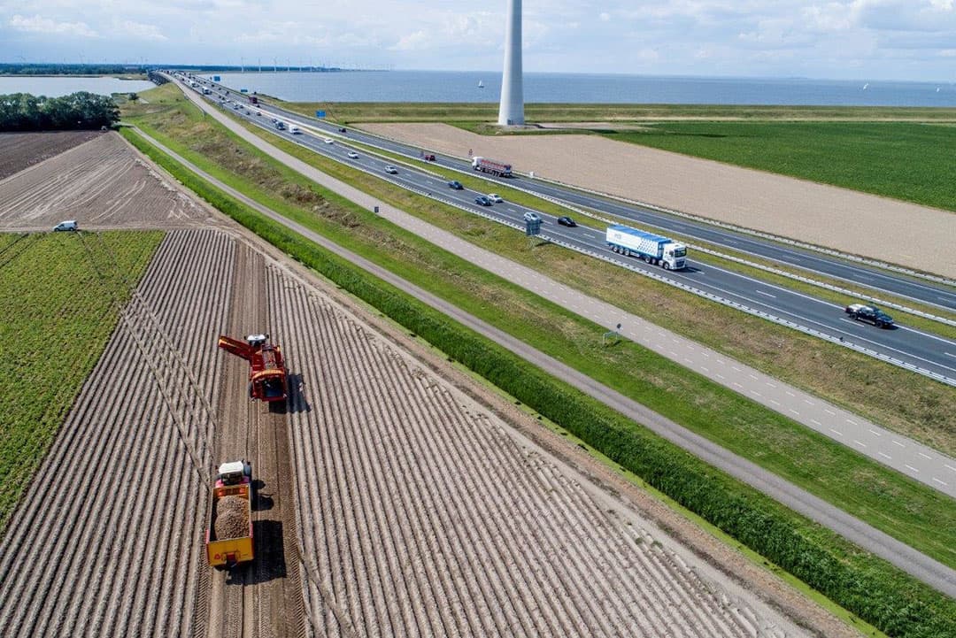In een nog bijna lege cel worden de kisten in lange rijen zes hoog weggezet.