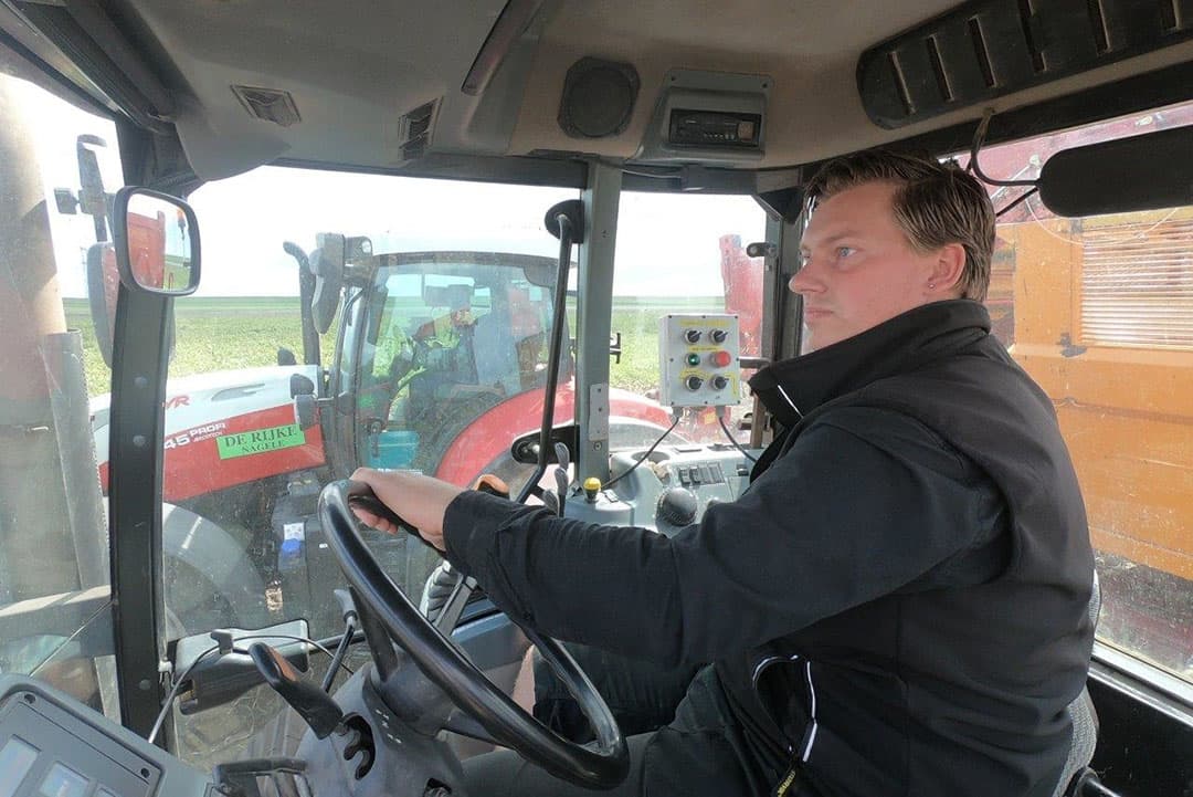 Danny Kroeze is chauffeur op een van de rooiers. Arnoud de Zeeuw bedient de tweede rooier.