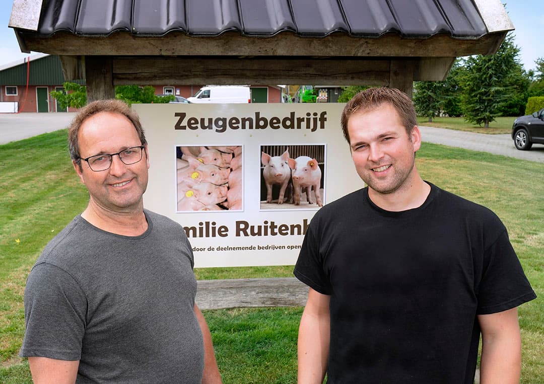 Om tot een maximaal rendement te komen is gekozen voor SolarEdge omvormers met optimizers per 2 zonnepanelen. De zon op de panelen wordt op bepaalde momenten van de dag gehinderd door schaduw van voersilo s en van de andere stal.  Zonder optimizers zou schaduwwerking ervoor zorgen dat alle zonnepanelen minder rendement leveren , aldus Rob Marijnusse van Tenten Solar. Met optimizers is dat alleen het geval voor de panelen waar de schaduw is. Elke optimizer heeft een eigen code, waardoor opbrengsten per paneel inzichtelijk zijn en bij storing de juiste vervangen kan worden.