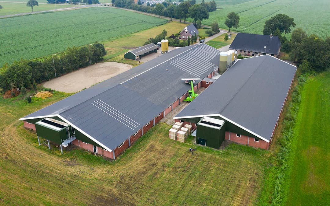 De zonnepanelen heeft de zeugenhouder aangeschaft via de gezamenlijk inkoop van LTO Energie. Het bedrijf Tenten Solar Zonnepanelen in Lichtenvoorde (Gld.) levert de zonnepanelen en verzorgt de installatie tot aan de meterkast. Een van de afspraken met LTO en Tenten Solar is dat er 5 jaar garantie is op de installatie, waarbij geen voorrij-, arbeids- en/of materiaalkosten worden verrekend bij storingen.