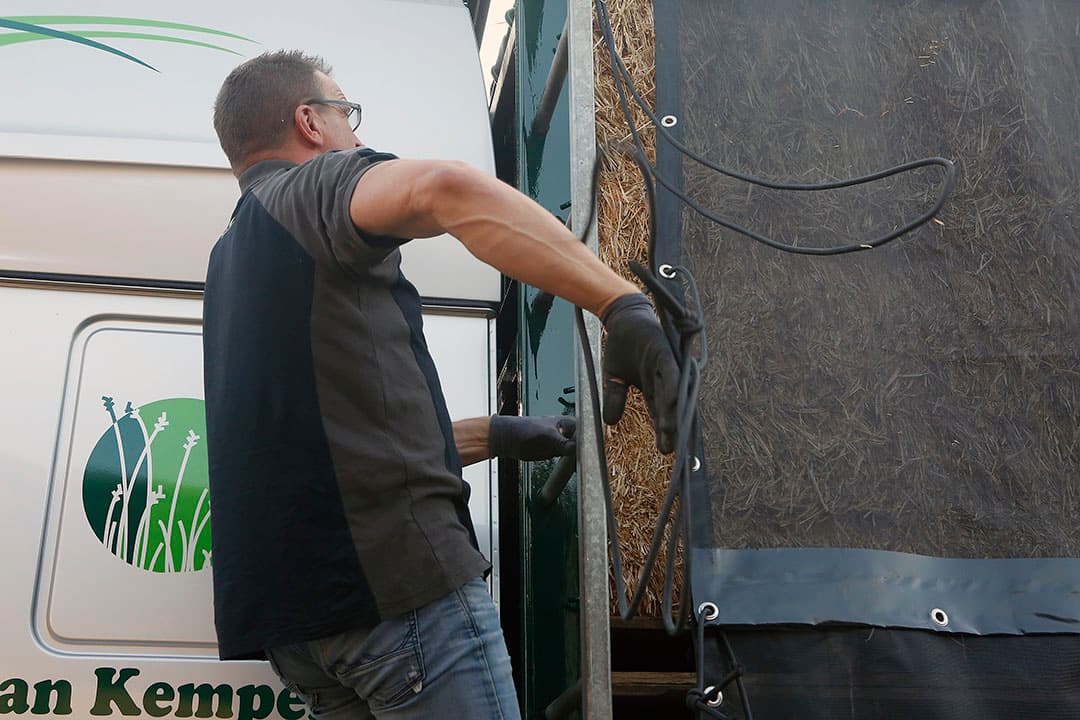 Het lossen gebeurt met de kniklader van de varkenshouder. De meeste klanten hebben een shovel, verreiker of iets dergelijks om grote pakken te lossen, vertelt foeragehandelaar Van Kempen. Soms wordt gebruikgemaakt van een meeneemheftruck.