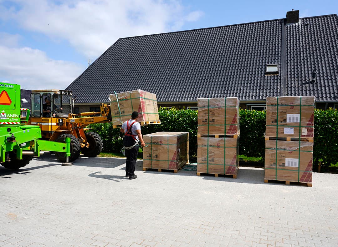 Tenten Solar heeft een ruim aanbod in zonnepanelen. Het is een kwestie van prijs-kwaliteit in combinatie met het aantal panelen dat er gelegd wordt. Ruitenberg heeft gekozen voor een Sunrise Solartech-paneel van 1 meter bij 1,67 meter en een opbrengend vermogen heeft van 325 Watt-piek. Dit is een zonnepaneel van gemiddelde kwaliteit, met een relatief lage prijs rond ¬  0,70 per kWh.