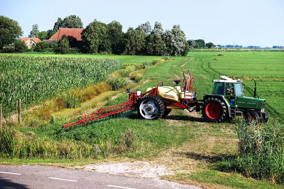 In Bad Nieuweschans  is Doeko van 't Westeinde bezig met het dorsen van het koolzaad. - Foto: Koos van der Spek
