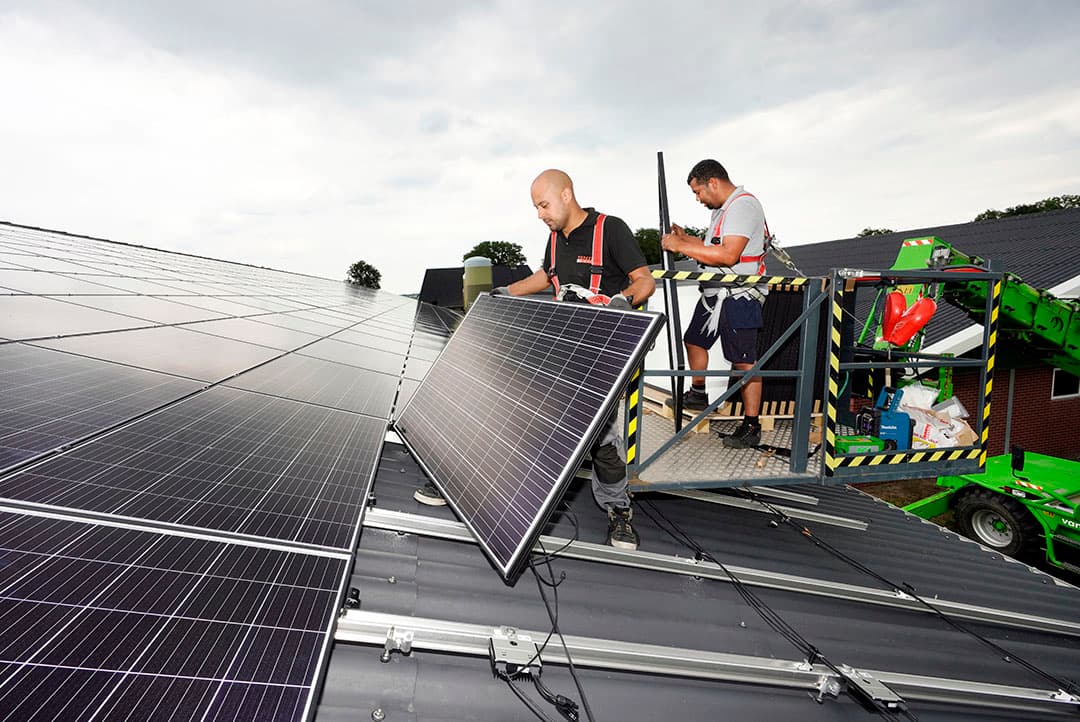 De laatste klussen op het dak. Als alle zonnepanelen liggen, zaagt een monteur de aluminium rails die te lang zijn af. Dit zorgt voor een strak uiterlijk. Na de afwerking is het alleen nog een zaak van aansluiten in de meterkast, het inbedrijfstellen van de omvormers en het gereedmaken voor levering op het energienet.