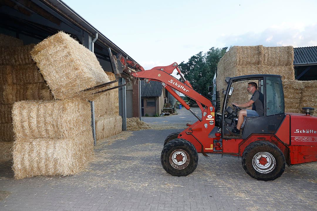 Varkenshouder Ben Hooijer in Barneveld (Gld.) ontving afgelopen week een vracht stro van de oogst 2019. Op de combinatie zit 21,6 ton tarwestro. - Foto s: Ton Kastermans