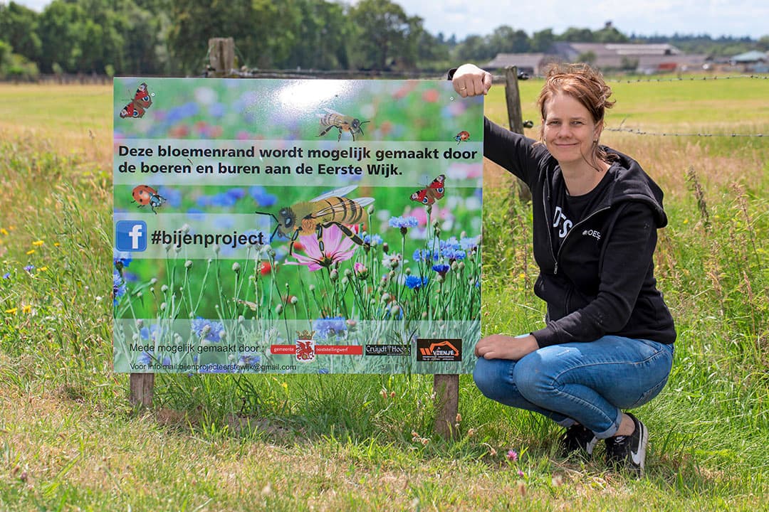 In een houtwal op de huiskavel is een deel van de eiken vervangen door andere struiken, zoals de gele kornoelje die pimpelmezen aantrekt. Naast de houtwal staan ook stroken met wilde bloemen. Op het hele bedrijf is 1.000 m2 ingezaaid met wilde bloemen.