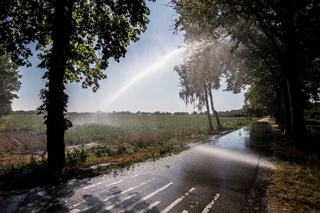 Het is droog in de Achterhoek. Dus deze maaier staat er ook maar werkeloos bij. - Foto: Henk Riswick