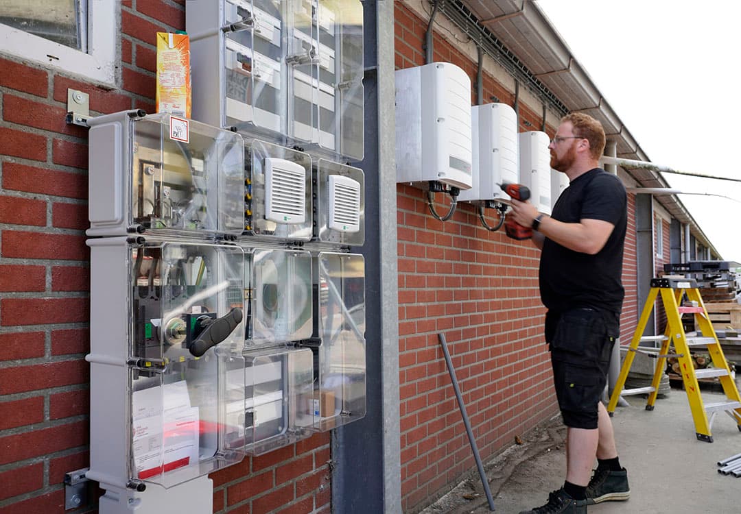 Na de voorbereidende werkzaamheden kunnen de monteurs de zonnepanelen leggen. Het gaat hier om werken op hoogte. Dat gebeurt voor de veiligheid altijd met minimaal 2 monteurs.