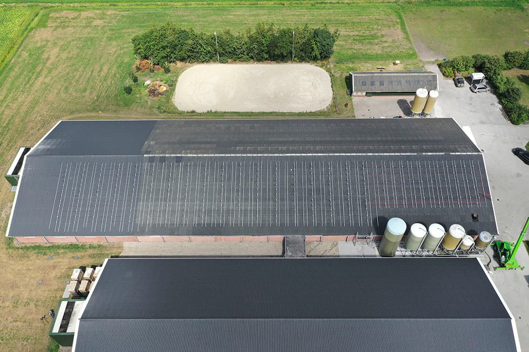 De voorbereiding is van groot belang. Eerst plaatsen de monteurs aluminium rails, waarop zij de zonnepanelen monteren. Op de aluminium rails plaatsen ze tevens de optimizers, die zorgen dat de zonneopbrengst optimaal wordt doorgegeven. Voor extra veiligheid en gemak tijdens het aansluiten, zijn de plus- en min-kabels van de zonnepanelen voorzien van een rode en zwarte kleur.