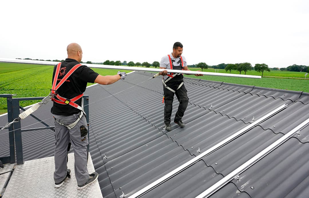 De opgewekte stroom van de zonnepanelen gaat richting de omvormer. Die zorgt dat de opgewekte elektriciteit geleverd kan worden richting het energiebedrijf. In totaal zijn er 15 lussen aangelegd van de zonnepanelen. Deze zijn verdeeld over 5 omvormers. Ook in omvormers is een grote keuze voorhanden bij Tenten Solar. Brandveiligheid is een belangrijk onderwerp. Op deze SolarEdge-omvormers en optimizers zit standaard een vlamboogdetectie. Mocht er een defect bij de panelen op het dak zijn, dan valt de bewuste omvormer meteen uit, als extra veiligheid.