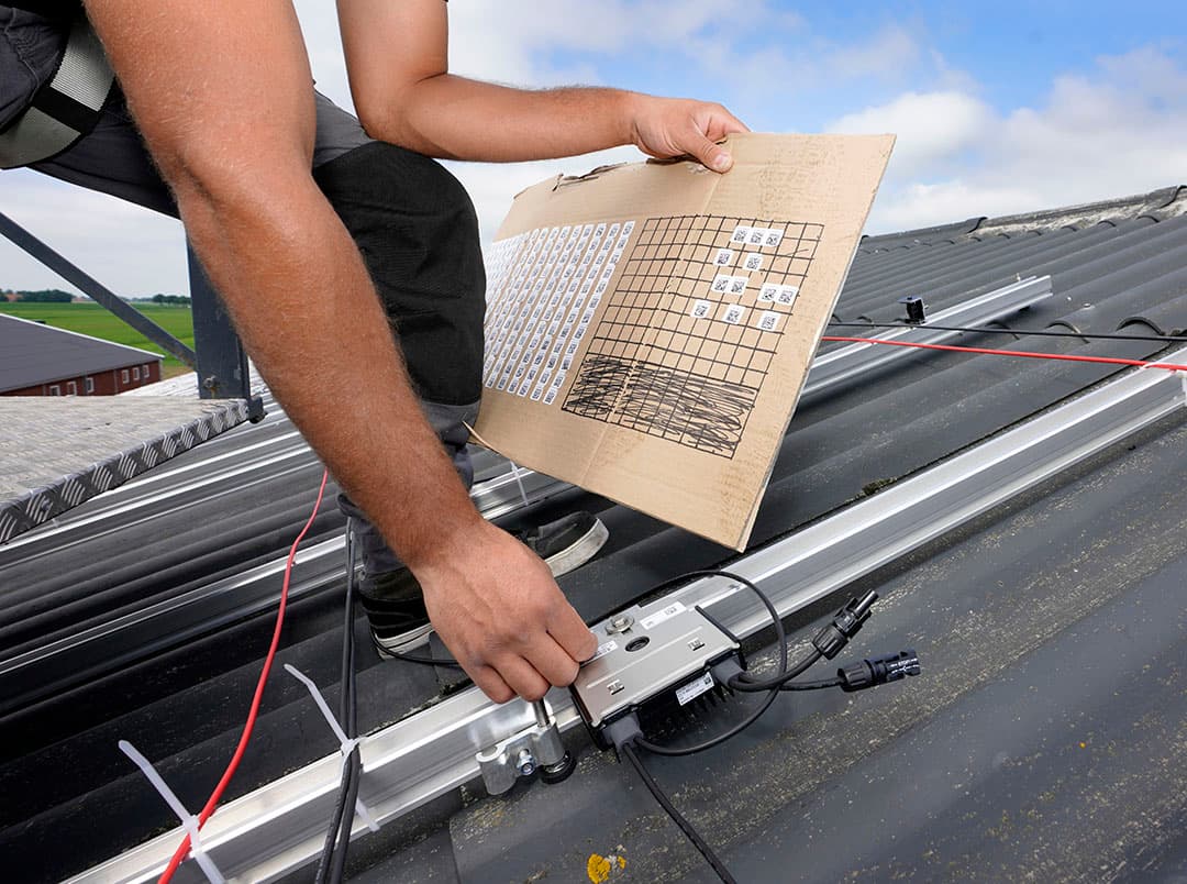 Ruitenberg kijkt tevreden terug op de installatie van de zonnepanelen op het dak. De investering is eenvoudig door te rekenen en hierdoor te financieren. Een financiële meevaller voor de zeugenhouder is het transformatorhuisje op 65 meter afstand van de stal. Zodoende waren niet veel extra investeringen nodig anders dan een paar kabels. Voor het terugleveren van de stroom van de zonnepanelen heeft Ruitenberg nu een zwaardere aansluiting van 3 x 250 ampère.