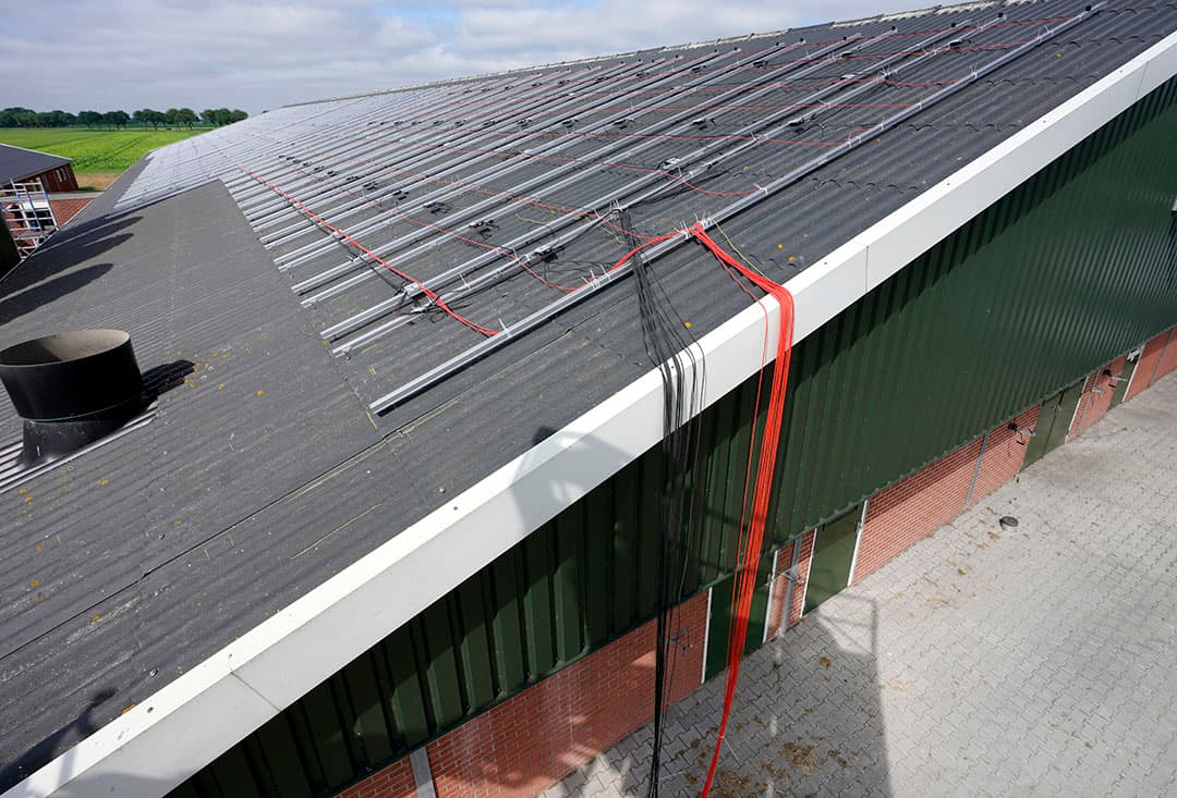 Op het zeugenbedrijf worden bijna 700 zeugen gehouden en is de energiebehoefte rond 120.000 kWh per jaar. Met de 540 zonnepanelen kan er bijna 160.000 kWh geproduceerd worden. Maar helemaal zelfvoorzienend zijn lukt helaas niet, omdat er ook  s nachts stroom nodig is voor de luchtwasser en andere elektrische apparatuur. Ook voor het verwarmen van de biggennesten is er nog gas nodig.