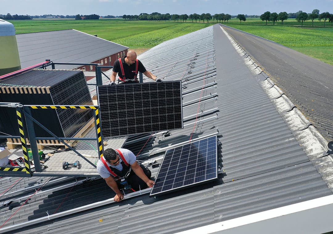 Bij de bouw van de nieuwe zeugenstal hebben Helmich (58) en Rick (27) Ruitenberg in Giethoorn (Ov.) al rekening gehouden met de aanleg van zonnepanelen. Nu de SDE-subsidie - aangevraagd in december 2018 -  met een gegarandeerde opbrengst van ¬  0,104 per kWh toegekend is, kan de montage beginnen. De financiering hebben de varkenshouders via de huisbankier geregeld. Een groenfinanciering via RVO.nl leverde hen een rentevoordeel van 0,5% op. In totaal zijn de monteurs slechts 3 weken bezig geweest om de installatie van 540 panelen op 1.000 vierkante meter dak te monteren.  - Foto's: Ruud Ploeg