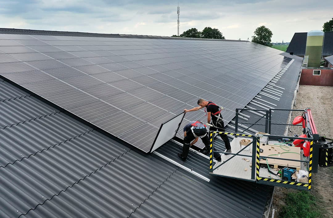 Er is voldoende ruimte op het dak om zonnepanelen te leggen. Als eerste komen panelen op het golfplatendak van de zeugenstal die 10 jaar geleden is gebouwd. Hiervoor is 1.000 vierkante meter dak beschikbaar. Ruitenberg heeft zelf de regie in handen. Dat wil niet zeggen dat hij alles zelf doet. Een van zijn zonen, die bij Subvention werkt, heeft de SDE-subsidieaanvraag gedaan en DLV Advies heeft het complete plan doorgenomen. De contacten en afspraken met de energieleverancier en niet te vergeten het inlichten van de verzekeraar heeft Ruitenberg zelf gedaan.