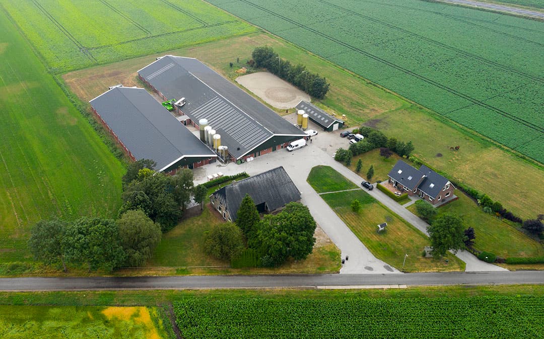 Tenten Solar heeft van tevoren een plan gemaakt van de gehele installatie en de montage van de zonnepanelen. De monteurs die de zonnepanelen leggen, krijgen een tekening met details mee op locatie. Aan de hand van deze detailtekening worden de aluminium rails op het dak gemonteerd waar de zonnepanelen op komen te liggen. Aluminium is licht, sterk en roest niet.