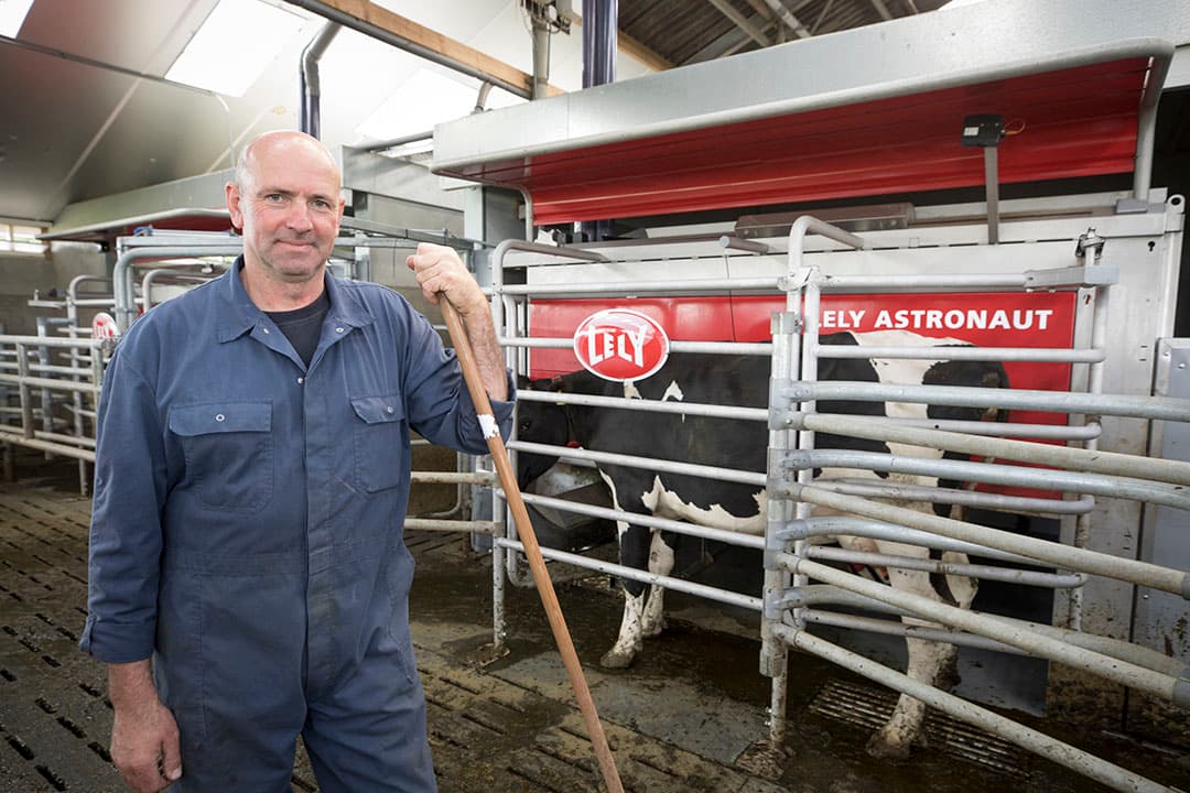 Eenmansbedrijf Edwin van der Weerd (45) renoveerde in 2018 zijn melkveestal voor meer arbeidsefficiëntie. Er kwamen twee melkrobots en een Juno-voeraanschuifrobot. Ook is de routing in de stal en voor weidegang verbeterd. Edwin heeft 2 kinderen, Jesse (15) en Marit (11).