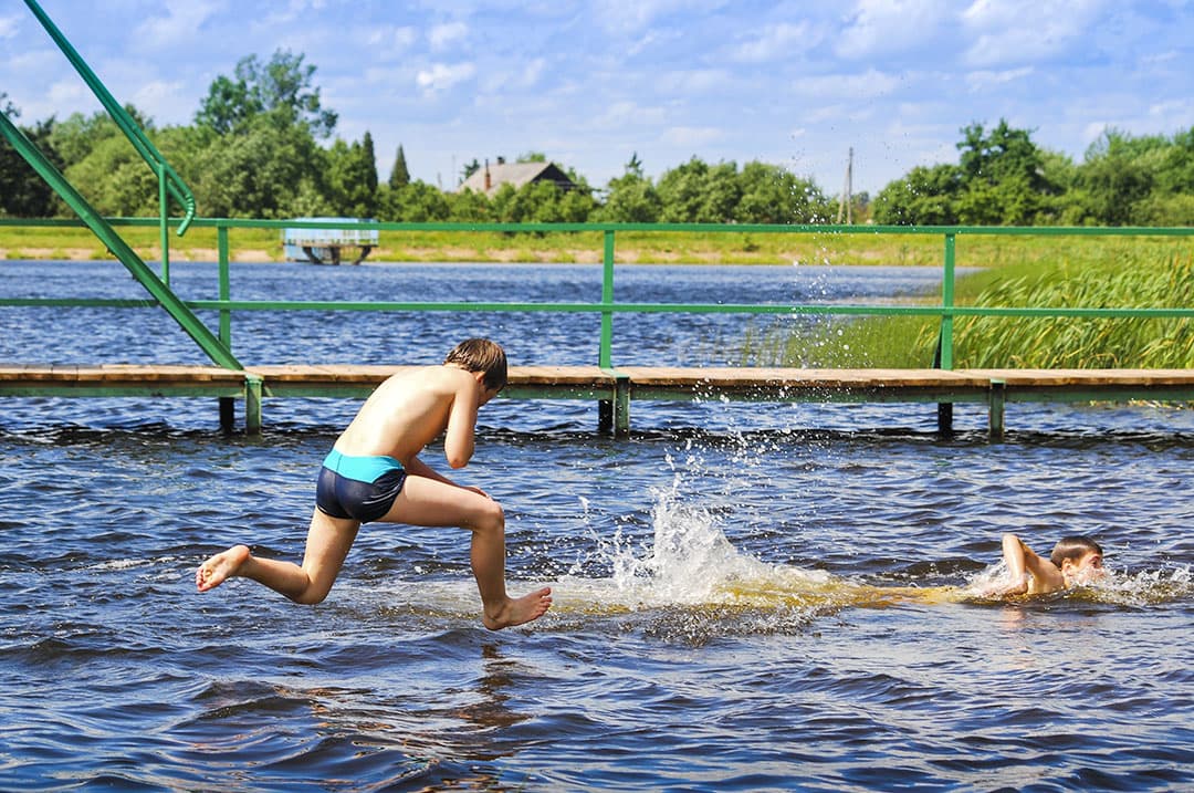 Iets meer dan 40% van de boerengezinnen gaat niet weg met zomervakantie maar stelt het uit tot na de drukte. De jeugd vermaakt zich evengoed wel.