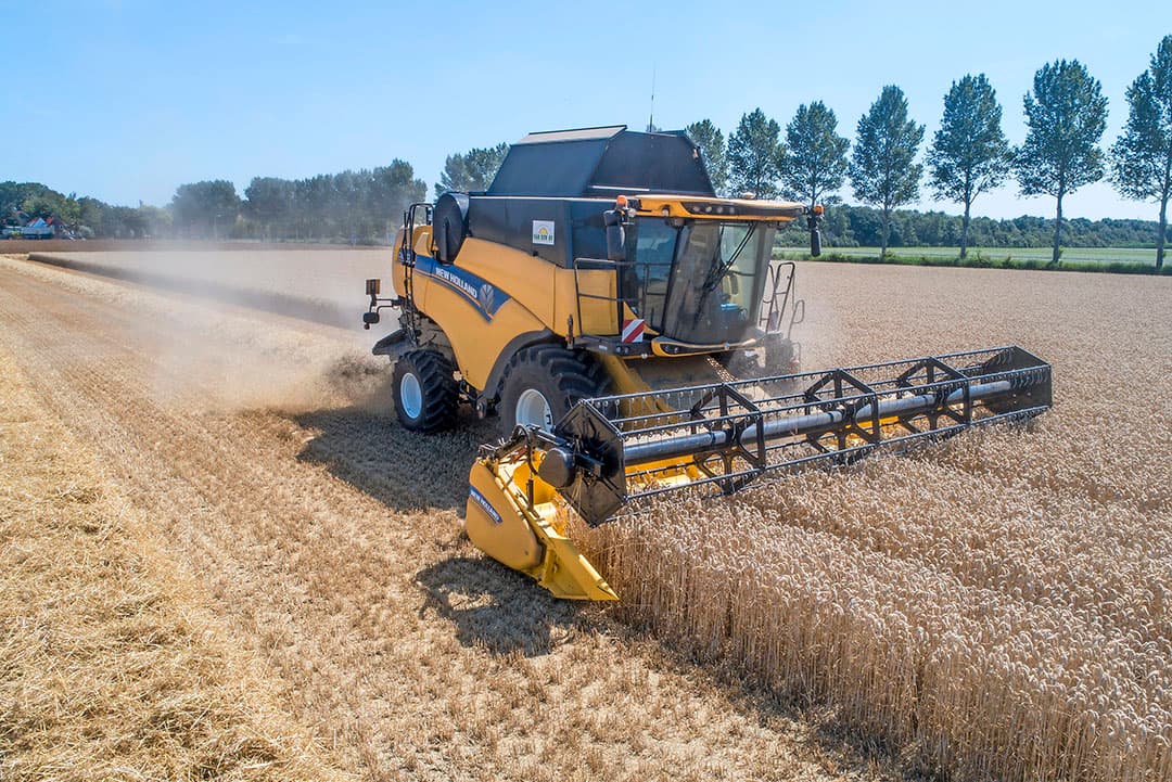Loonbedrijf Van Dun dorst wntertarwe bij maatschap Menting in Espel in de Noordoostpolder.