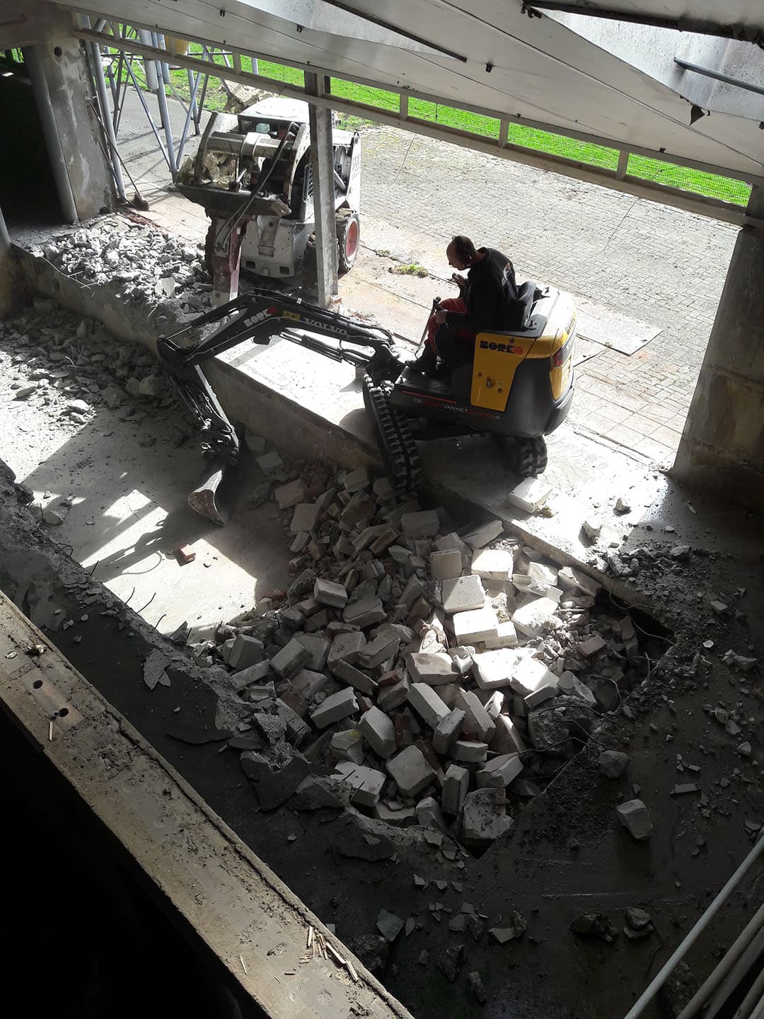 De ligplaatsen voor jongvee zijn omgewisseld voor droge koeien, die nu voorin de stal naast het strohok staan.