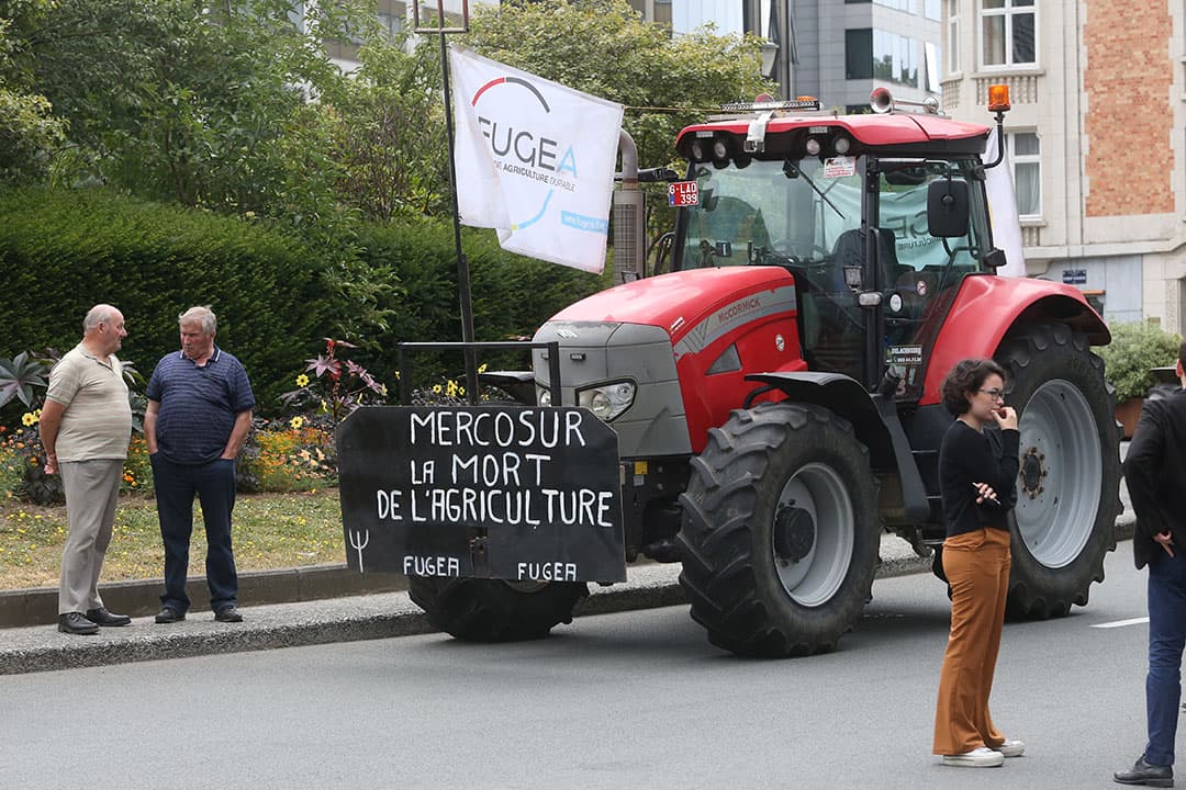 Ook landbouwminister Schouten was op droogte-werkbezoek. Hier wordt ze door akkerbouwer Jan Reinier de Jong uit het aardappelveld geholpen. - Foto: Hans Banus