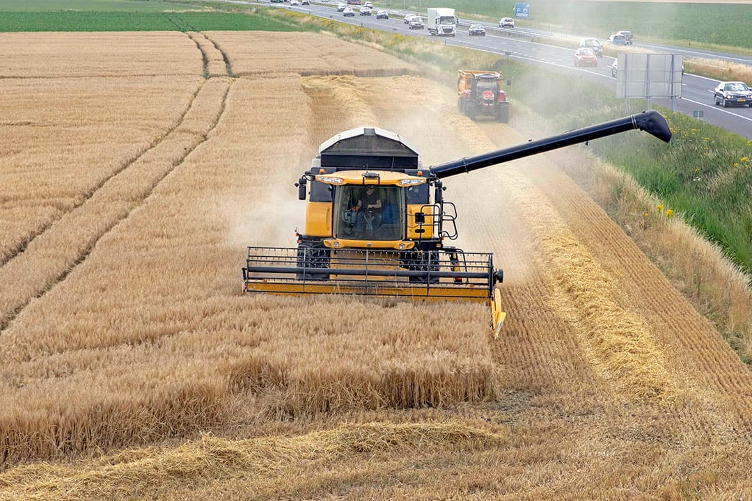 Loonbedrijf Haajer gaat de boer op om beregeningshaspels te installeren. Hier worden bij Jacob Tammes in Wedde (GR) de zetmeelaardappelen beregend. Het water komt uit de nabij gelegen sloot. - Foto: Koos van der Spek