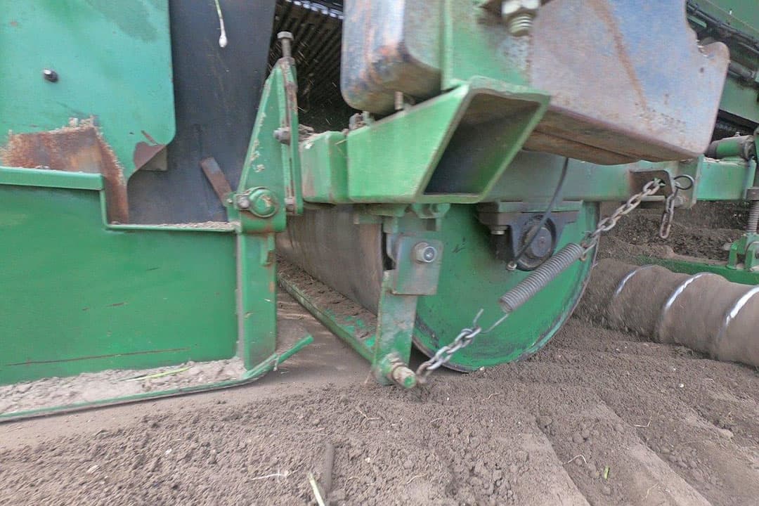 Met een Herder-klepelmaaier wordt op een strook van ruim 3 meter het loof van de uien geklapt. Hiermee wordt de rooier meer ruimte gegeven op de uiteinden van de bedden.