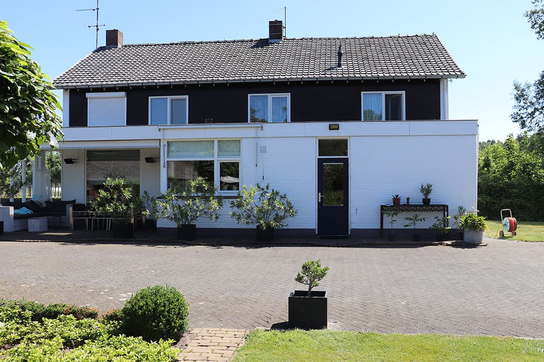Het eierlokaal met opslag en kantine is gemaakt in een voormalige vleeskuikenstal. In 2015 is een nieuwe inpakker voor broedeieren aangeschaft die bij de koop inbegrepen is. - Foto: Van den Berk & Kerkhof