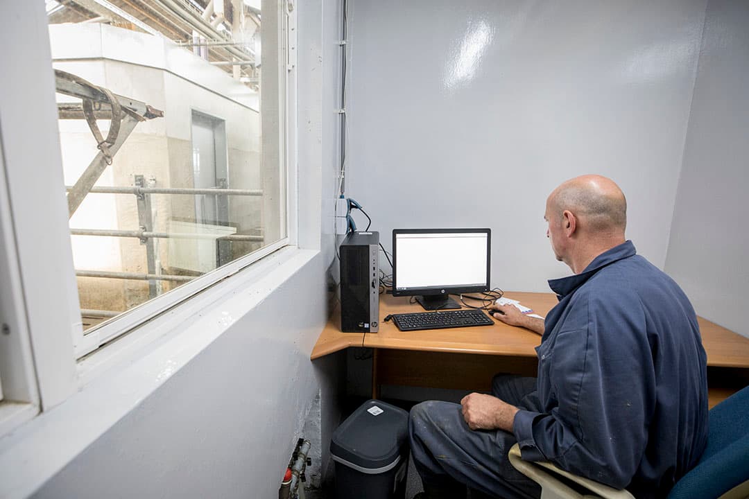 Van der Weerd voert kuilgras en mais met een blokkenwagen, aangevuld met 1,5 kilo grasbrok en maximaal 9 kilo krachtvoer per koe per dag.