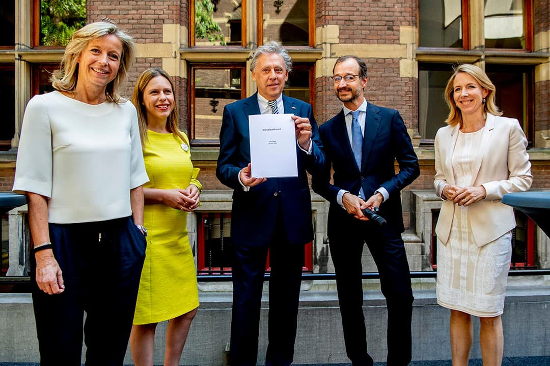 DEN HAAG -Eric Wiebes, Carola Schouten en Kasja Ollongren en Stientje van Veldhoven tijdens de presentatie van het Klimaatakkoord, een groot pakket maatregelen om de komende decennia de uitstoot van broeikasgassen terug te dringen. ANP ROBIN UTRECHT