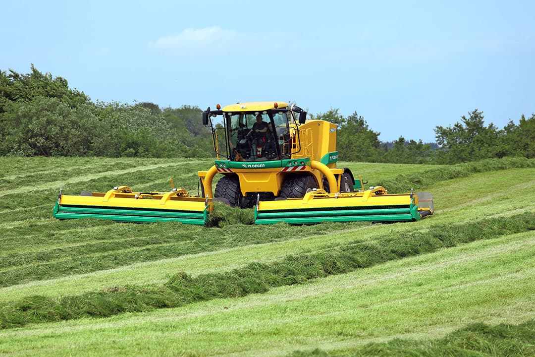 De Ploeger CM4240 is de eerste zelfrijdende bandhark die helemaal geschikt is voor alle soorten gras. De pickups van de bandharken herbergen veel techniek van Reiter. Werkbreedte is 11,5 a 12 meter. Snelheden tot 20 km/u zijn haalbaar.
