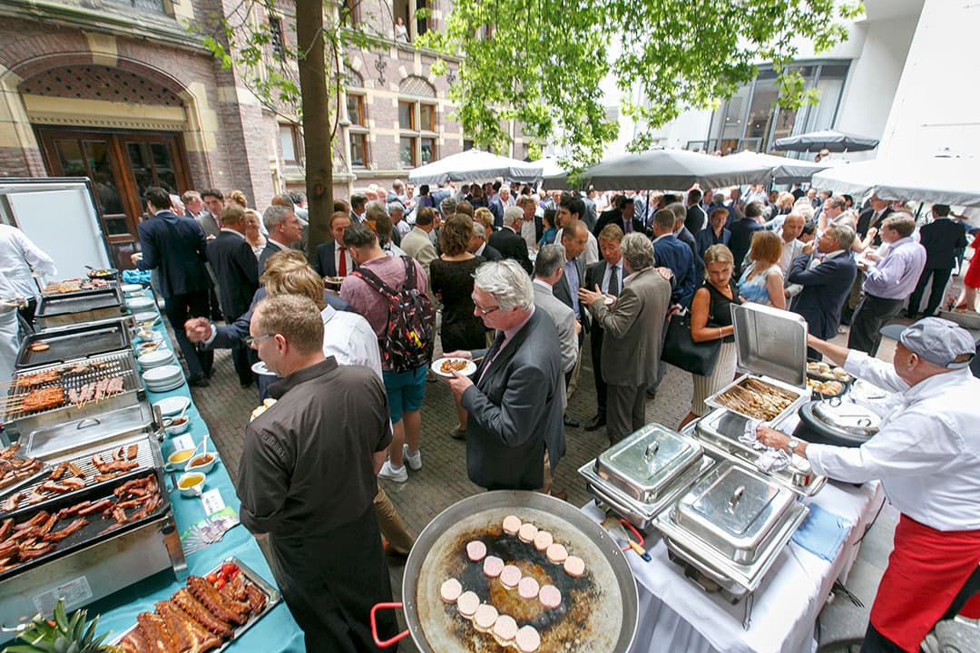Overzichtsfoto van de barbecue in 2015 bij de Tweede Kamer. - Foto: Roel Dijkstra