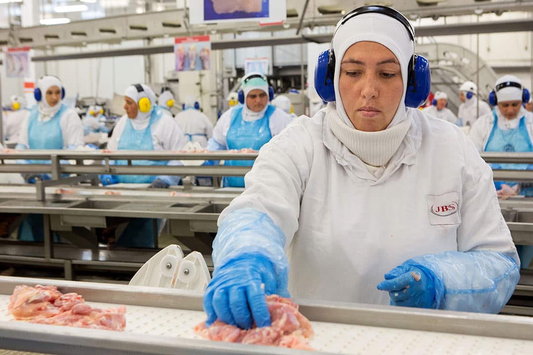 2017-03-21 21:15:21 People work at a production line of the JBS-Friboi chicken processing plant during an inspection visit from Brazilian Agriculture Minister Blairo Maggi and technicians of the ministry in Lapa, Parana State, Brazil on March 21, 2017.  Brazil, the world's biggest beef and poultry exporter, has been hit by stomach-churning allegations of corrupt practices in its meat industry. Police have halted exports by 21 meat processers suspected of bribing inspectors to issue them bogus health certificates for rotten meat. RODRIGO FONSECA / AFP