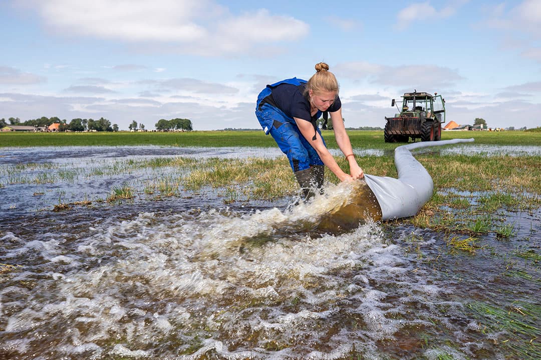 Bij maatschap de Winter in Oudeschans (Gr.) is het bedrijf Rossingh Drilling uit Gasselte waterputten aan het boren voor het beregenen. Ze boren tot 50 tot 60 meter diepte. Als de goede diepte gevonden is komen er eerst drie filterbuizen in, daarna gaan er plastic buizen in en kan er water uit gepompt worden om te beregenen - foto: Koos van der Spek.