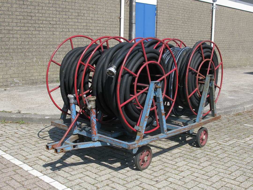 Ontelbare sluitingen en klemmen voor het water komen in een karretje langs. Lekkage kun je niet gebruiken en alles moet veilig worden weggewerkt.