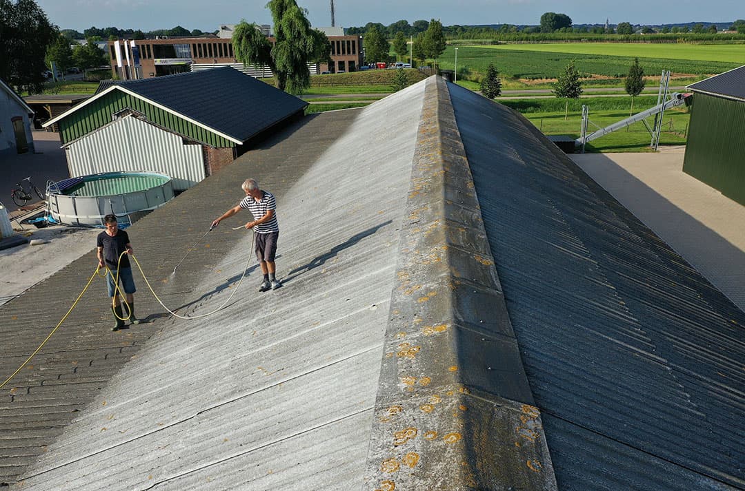 Stagiaire Jenna Schotanus helpt met het onder water zetten van het land van Jacob van der Wal in het Friese Indijk. Op deze manier wil de melkveehouder nieuwe schade door muizen voorkomen. In totaal gaat het om 20 hectare grasland, dat na het maaien ongeveer een dag onder water wordt gezet - foto: Anne van der Woude.