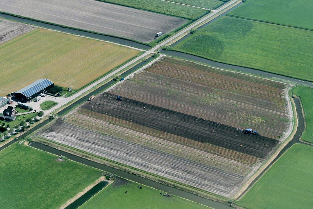 Bespuiting van een mooi perceel  pootgoed . Tegen luis of phytophtora kan hier het geval zijn.