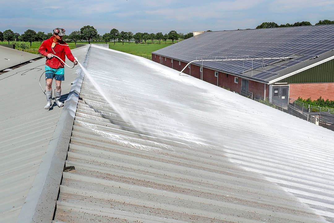 Medewerker Medhanie Grhmalul Habtom checkt of het afvullen van de flessen Elke Melk verloopt zoals gewenst. Elke Melk is gestart met het leveren van melk van individuele koeien en ligt sinds vorige week in de winkelschappen van Albert Heijn. Het gaat om een initiatief van melkveehouder Matthijs Baan uit Molenaarsgraaf. Na het melken van een koe in de melkrobot wordt de melk gesepareerd en direct gepasteuriseerd. Even later gaat de melk zonder verdere bewerking in de fles met daarop een etiket van betreffende koe. Baan creëert op deze manier een uniek product en wil zich daarmee onderscheiden op de markt - Foto: Roel Dijkstra