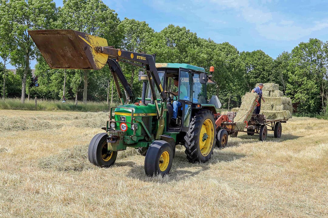 Leen en Anita Noordam in Uithuizen (Gr.) selecteren aardappelen van het ras Challenger, klasse S. - foto: Koos van der Spek.