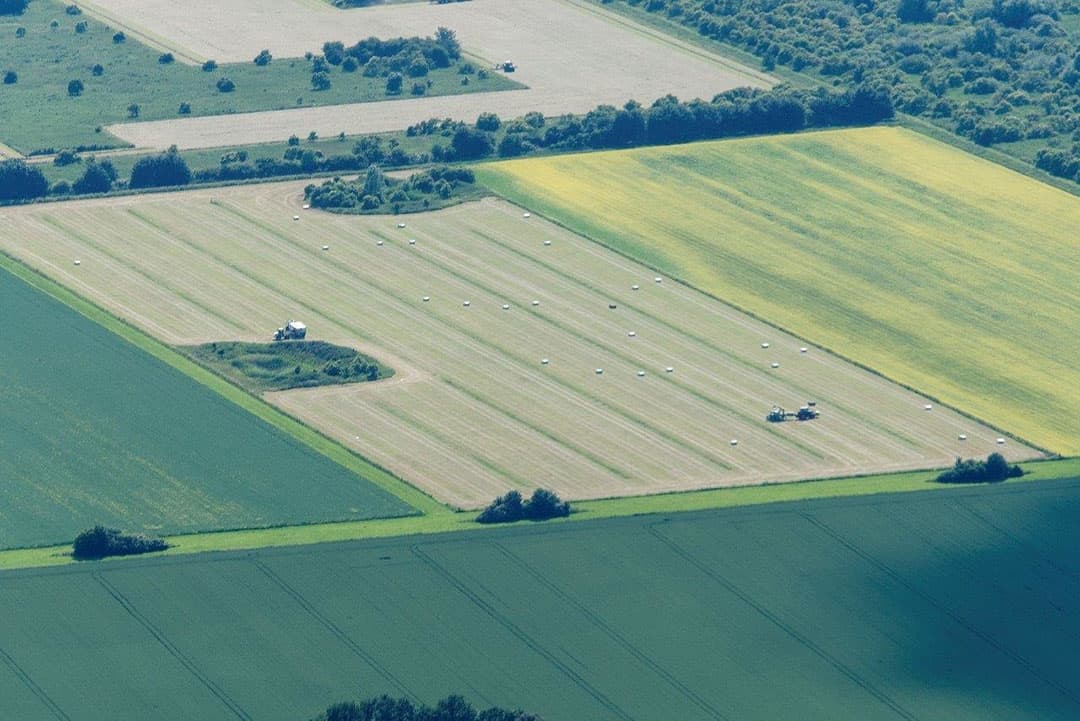 Nog 1 baal te gaan om te wikkelen op Texel, boven zien we een perceel dat gewierst wordt en het laden van de wagen waar zo te zien niet zoveel balen op kunnen.