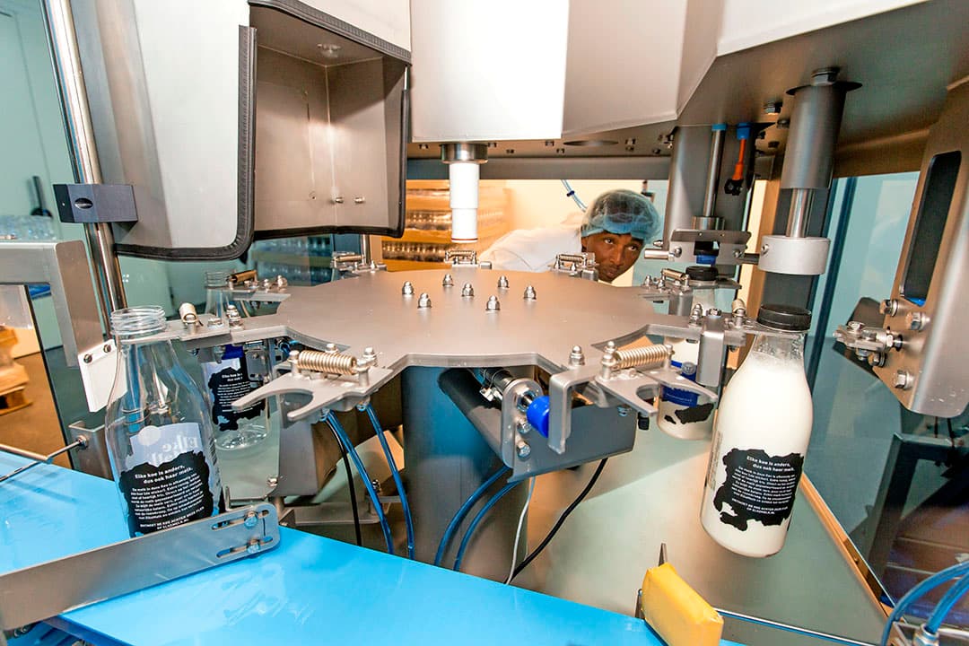 Veevoerfabrikant ForFarmers opende gisteren haar eigen biomassacentrale op de productielocatie in Lochem. Daarmee verduurzaamt het bedrijf zijn eigen productieproces. Op jaarbasis verbruikt de fabriek in Lochem 1,8 miljoen kubieke meter aardgas, dat na de ingebruikname van de biomassacentrale vrijwel volledig wordt vervangen door de verbranding van houtsnippers. Voor de aanlevering van het benodigde hout heeft de voerfabrikant regionale partners gezocht.  - Foto: Ronald Hissink