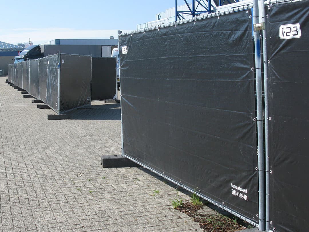 Boven de koeien hangen enkele kleinere ventilatoren. Ondanks alle maatregelen raakte één dier toch nog oververhit. Even een rondje lopen met een frisse douche en alle stress is weer vergeten.