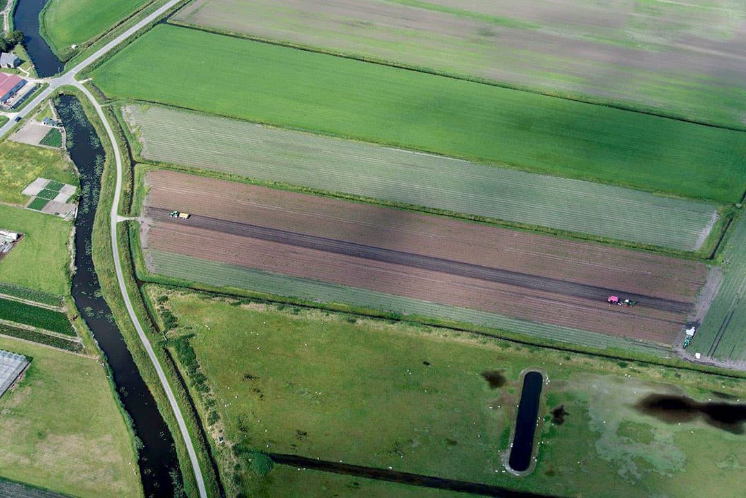 Hier zien we wateroverlast in percelen aardappelen en andere gewassen op Texel.