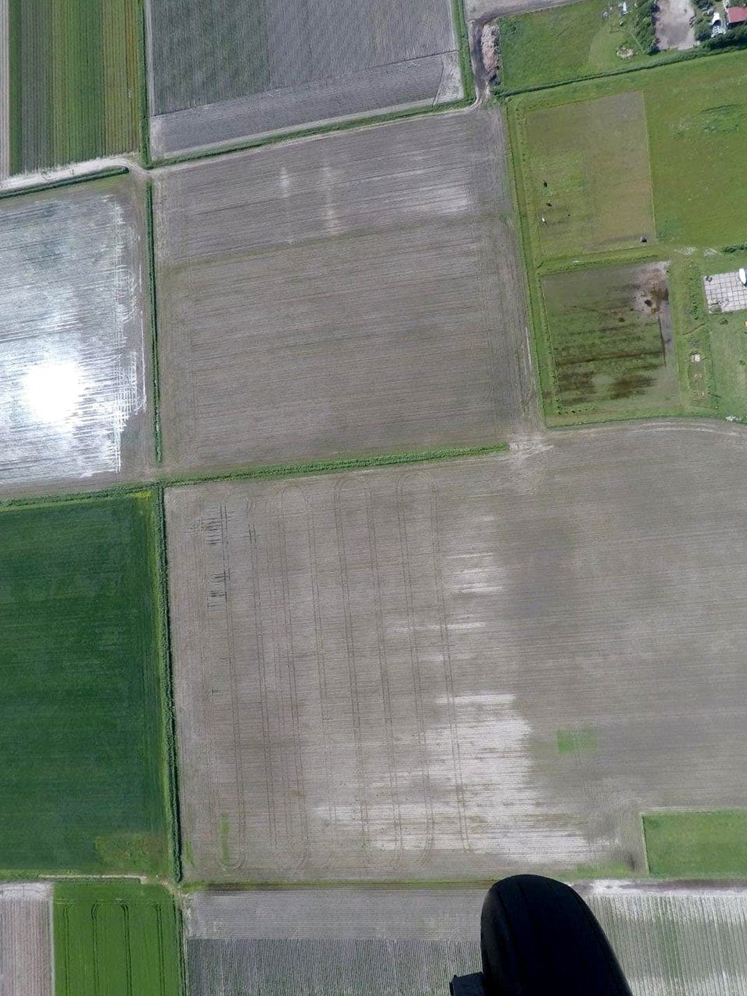 Hier zien we duidelijk nog water tussen de rijen in verschillende percelen bij De Cocksdorp op Texel.