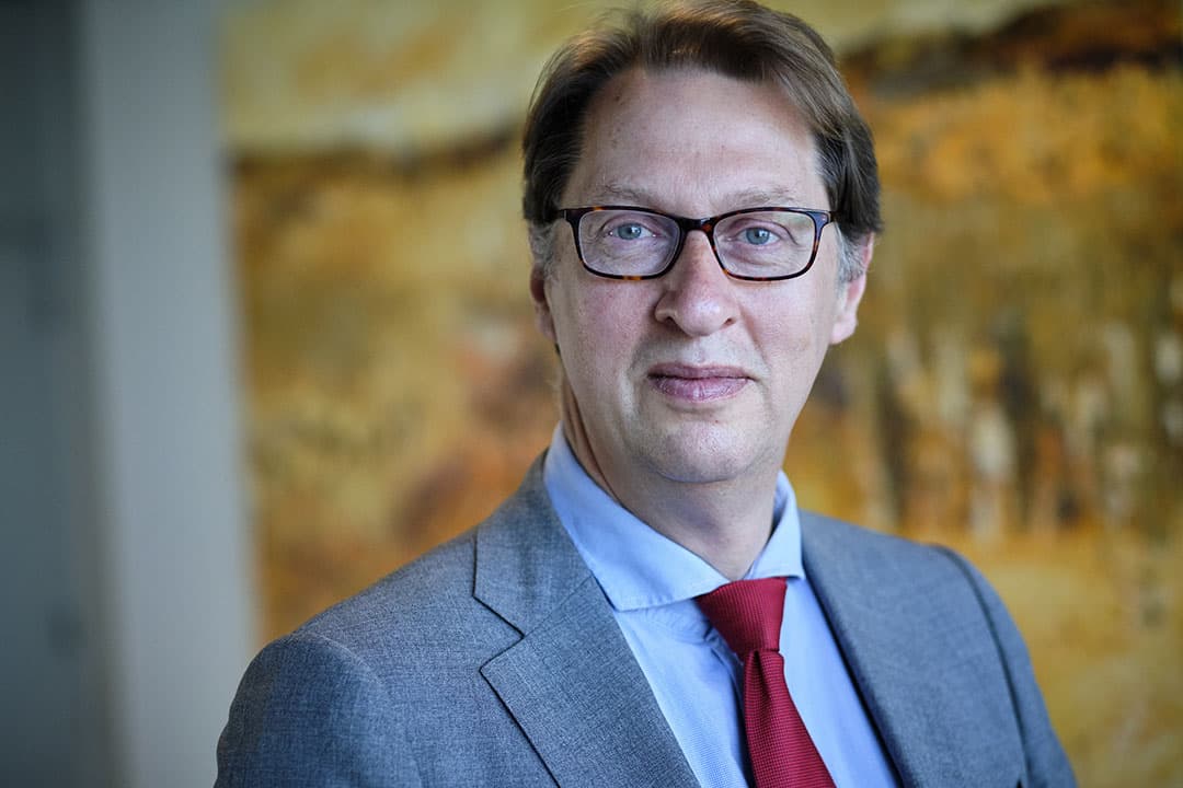 Rogier van der Sande (1966), voorzitter Unie van Waterschappen voorziet een grote uitdaging met bijkomende kosten voor waterschappen, boeren en bedrijven in de gevolgen van klimaatverandering. "De kosten zijn nog hoger als je niets doet." - Foto: Roel Dijkstra