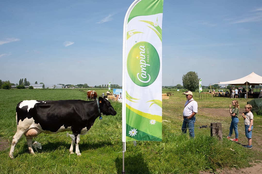 Pootgoedteler Pieter Noordam selecteert in de Fontane's, samen met schoonvader Jan ten Have, die op de andere selectiekar zit. Noordam zelf heeft twee leerlingen op de kar, om het pootgoed dit seizoen in klasse E af te kunnen zetten - Foto: Koos van der Spek