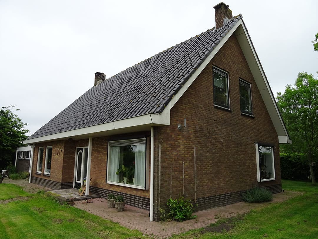 In Doornspijk (Gld.) staat een groot biologisch veebedrijf te koop voor ¬ 2 miljoen (gebouwen). De verkoper betaalde ooit ¬ 5,6 miljoen voor de opstallen. Fosfaatrechten zijn de reden van verkoop. In 2015 moest het bedrijf nog opstarten. Toen de stal vol stond, bleken er slechts rechten voor 20 melkkoeien te zijn. Een koper moet dus zelf fosfaatrechten meenemen. - Foto: Foto: Havinga Makelaardij
