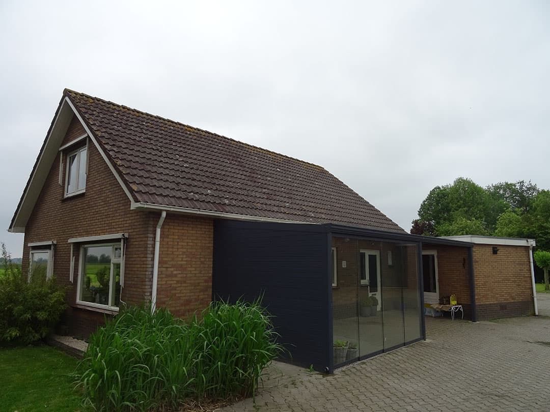 Het bedrijf ligt in een melkveeregio. Zwolle is de dichtstbijzijnde stad op 25 kilometer afstand. Het bouwblok is 3 hectare groot. Deze grote ligboxenstal is in 2011 als bio-vleesveestal gebouw, maar is in 2016 omgebouwd voor bio-melkvee. De stal   met zonnepanelen - voldoet aan alle Skal-normen. Foto's: Theo Brummelaar