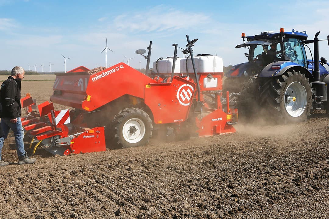 Alles in één werkgang: een niet aangedreven VSS-zaaibedbereider, New Holland -trekker 270 pk, getrokken Miedema Smart-Float GII pootcombinatie (Dewulf-hakenrotor, pootmachine en aanaardkappen).
